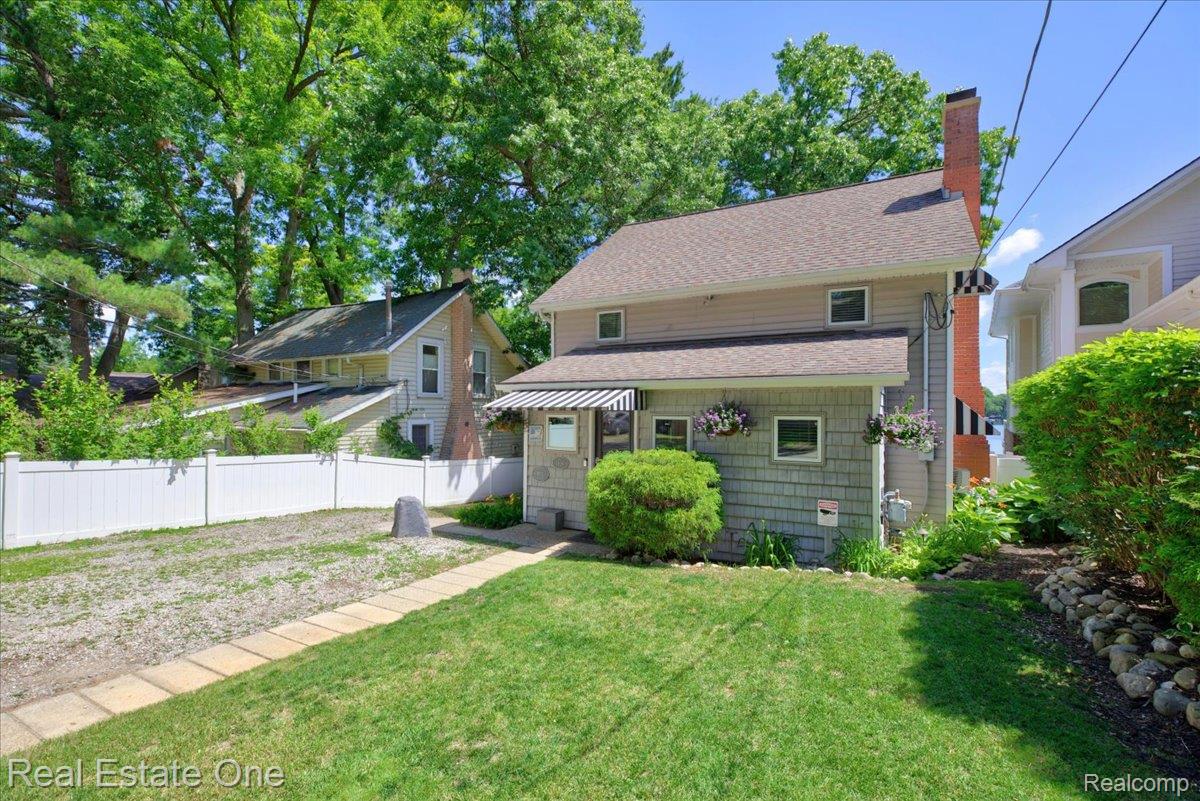836 Pine Tree Road W