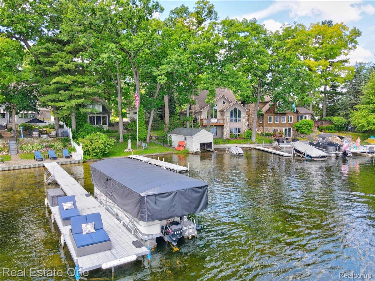 836 Pine Tree Road W