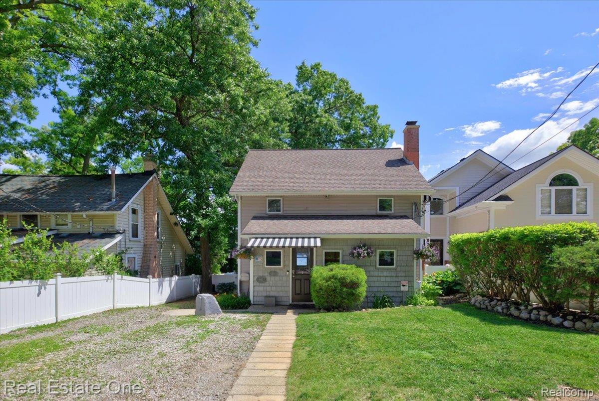 836 Pine Tree Road W