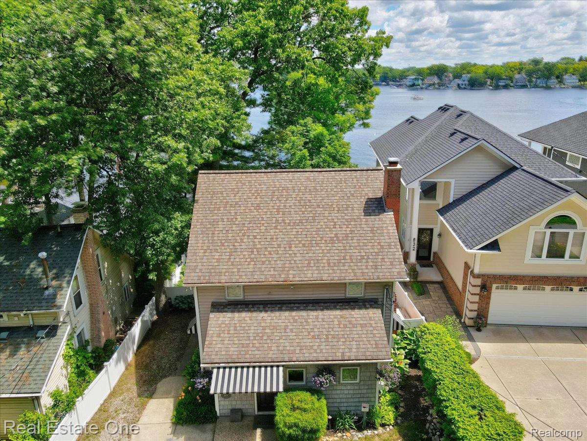 836 Pine Tree Road W