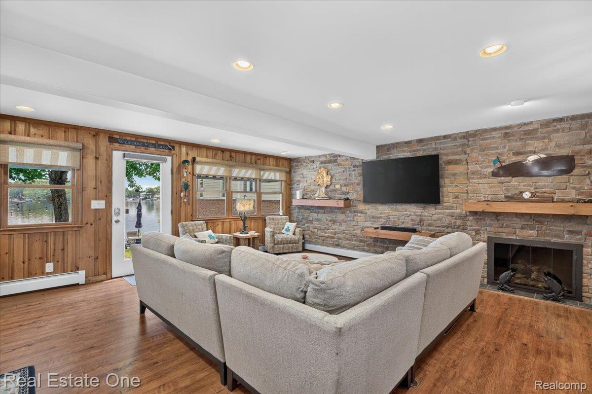 836 Pine Tree Road W