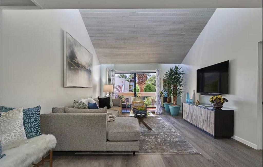 255 E Avenida Granada 322