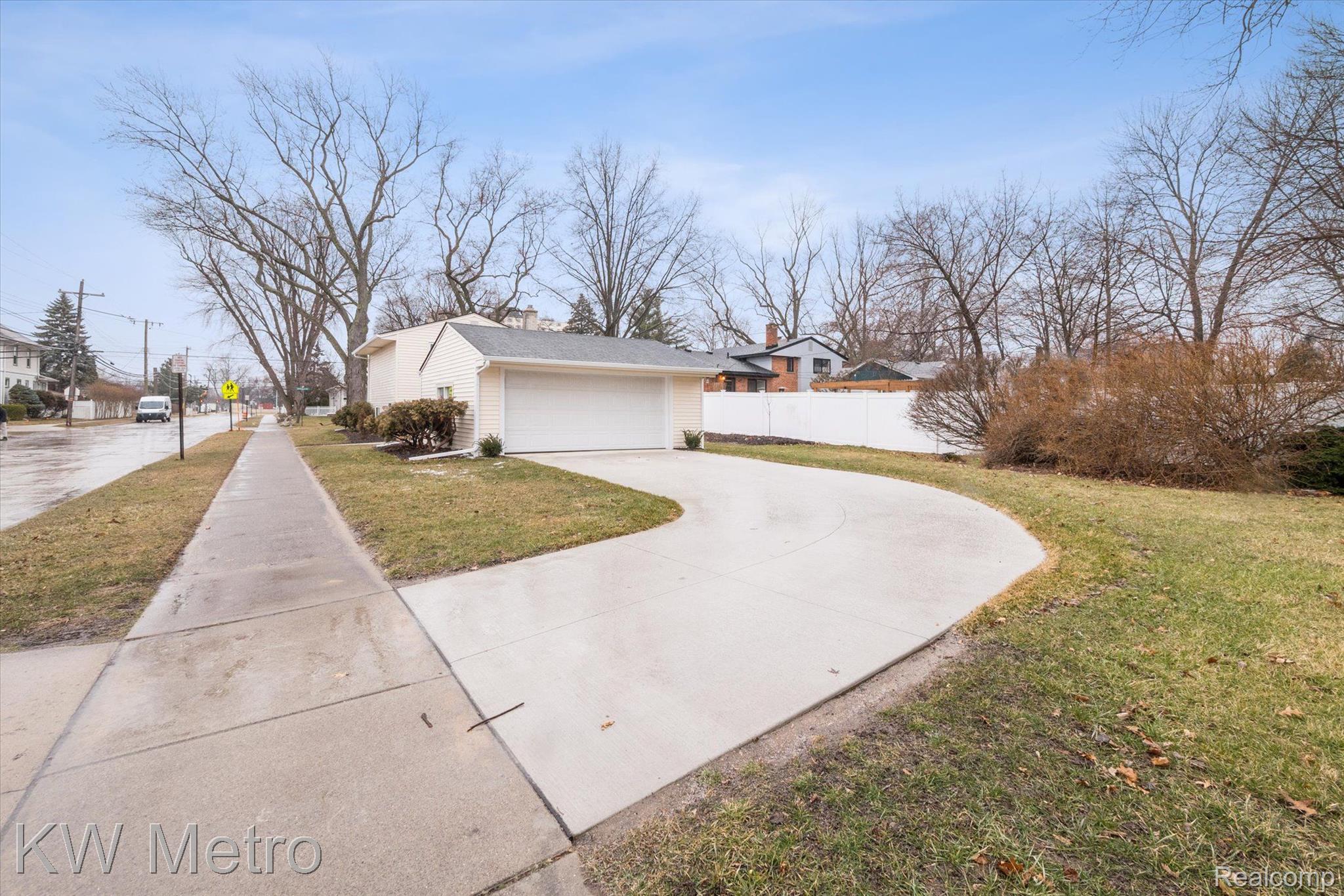 202 BROADACRE Avenue