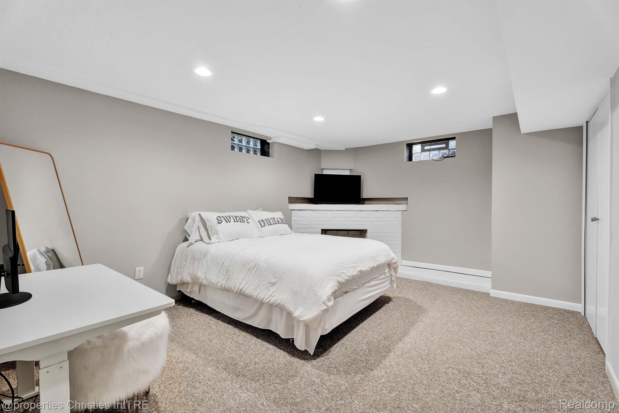 2405 GALPIN Avenue