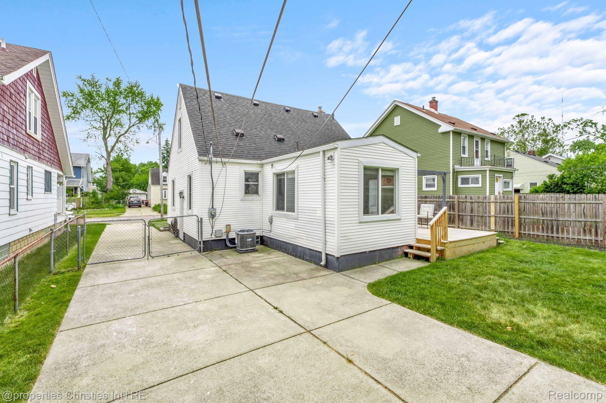 1366 PEARSON Street
