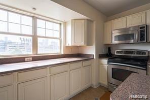 2507 JOHN R Street 35