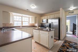 2507 JOHN R Street 35