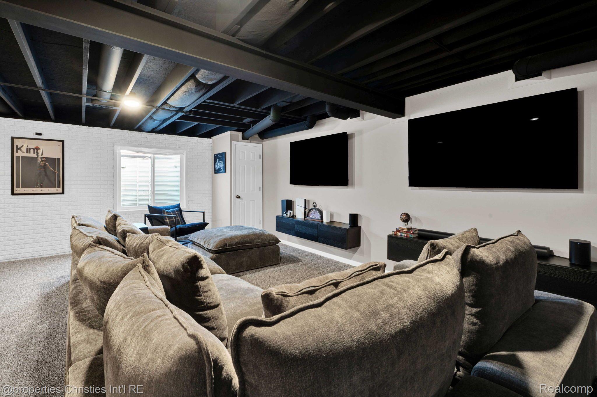 2512 E MAPLE Road