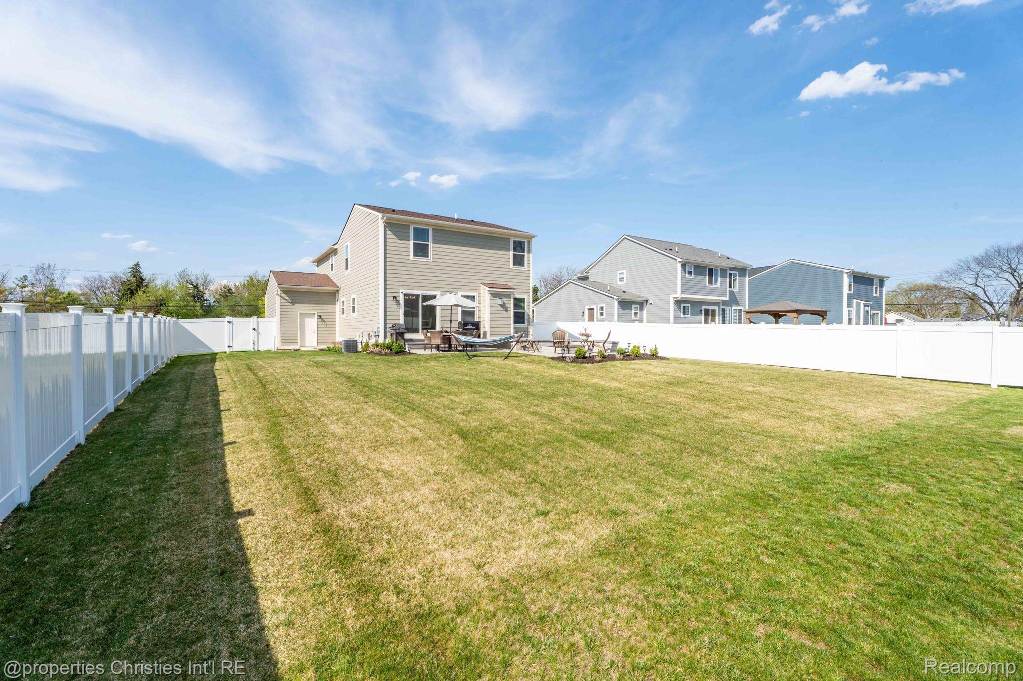 2512 E MAPLE Road