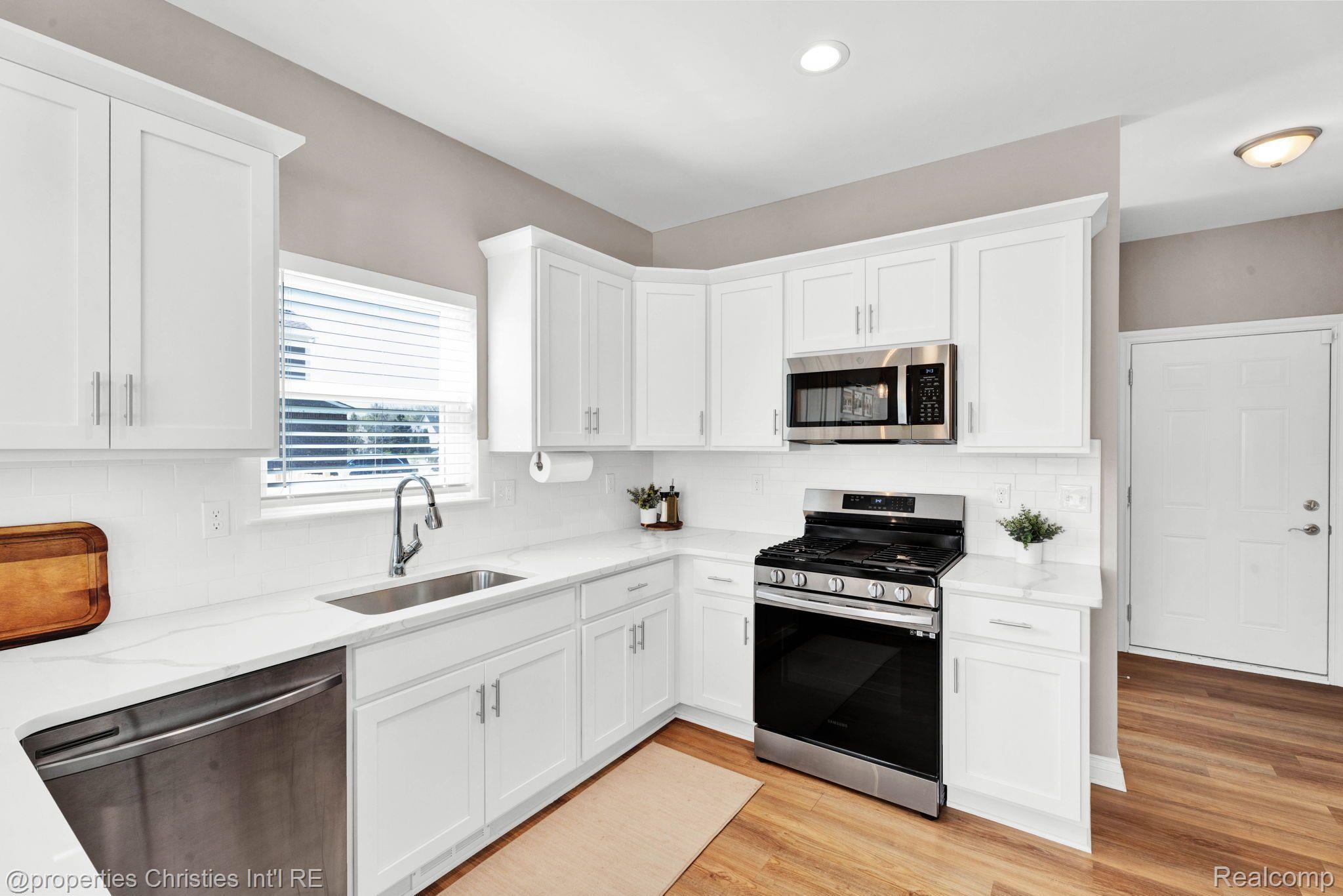 2512 E MAPLE Road