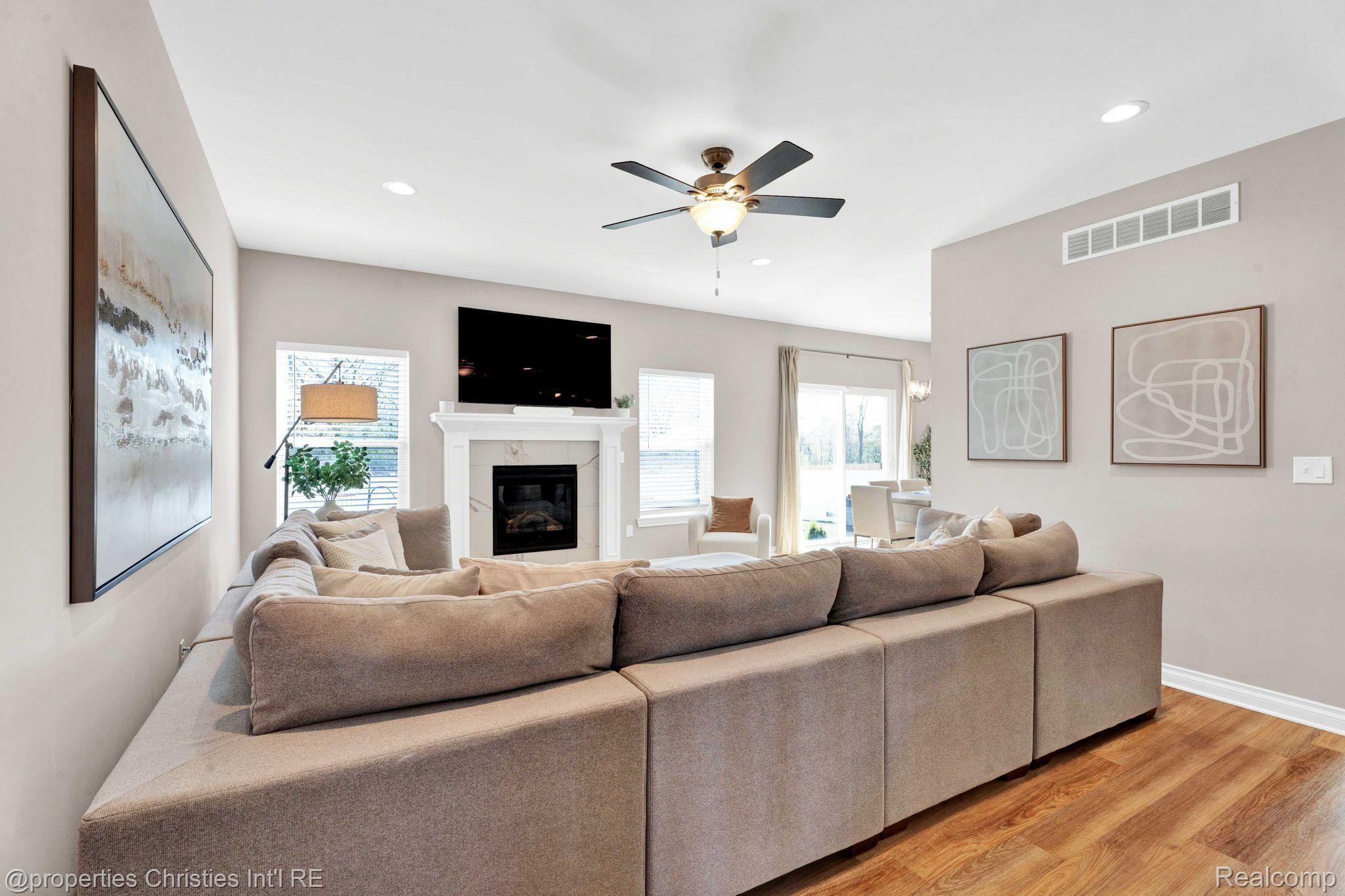 2512 E MAPLE Road