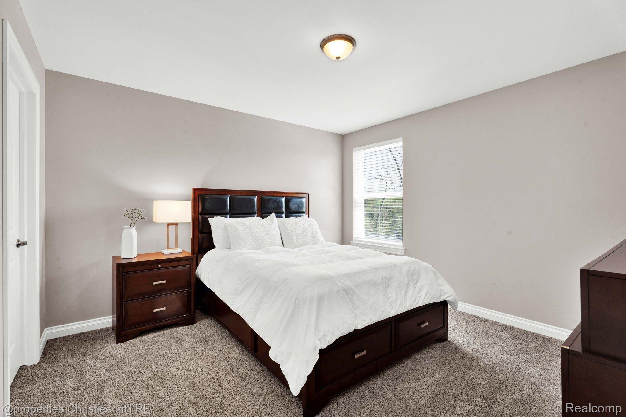 2512 E MAPLE Road