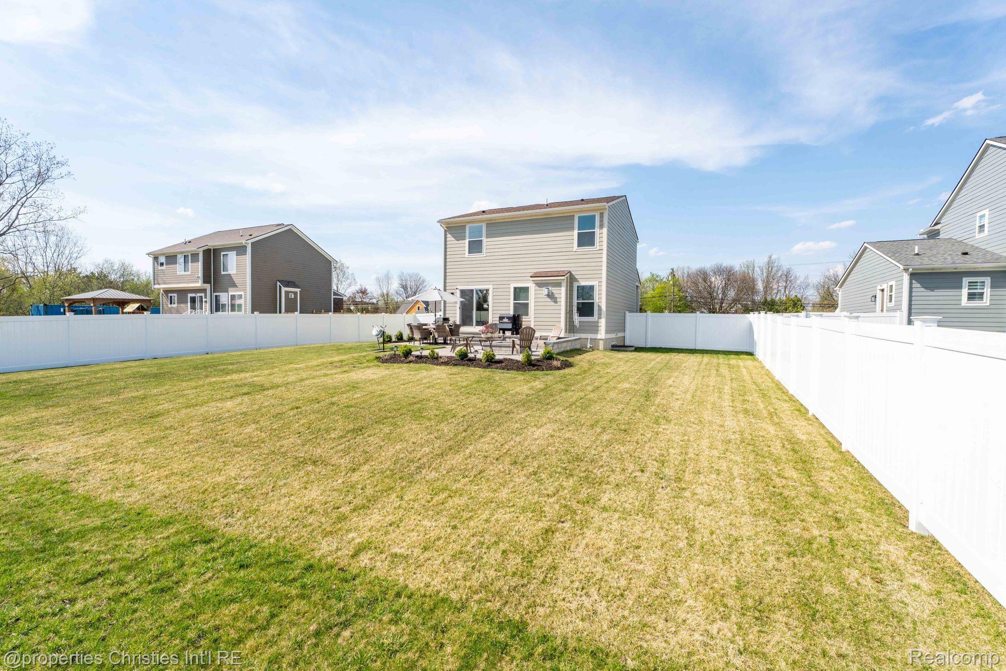 2512 E MAPLE Road