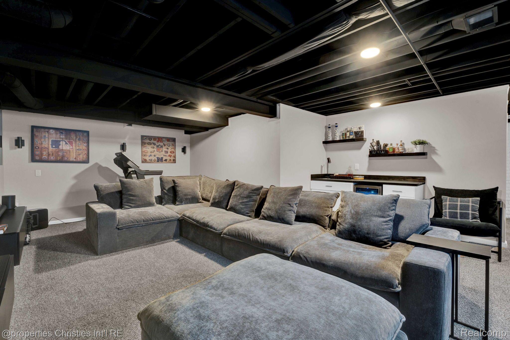 2512 E MAPLE Road
