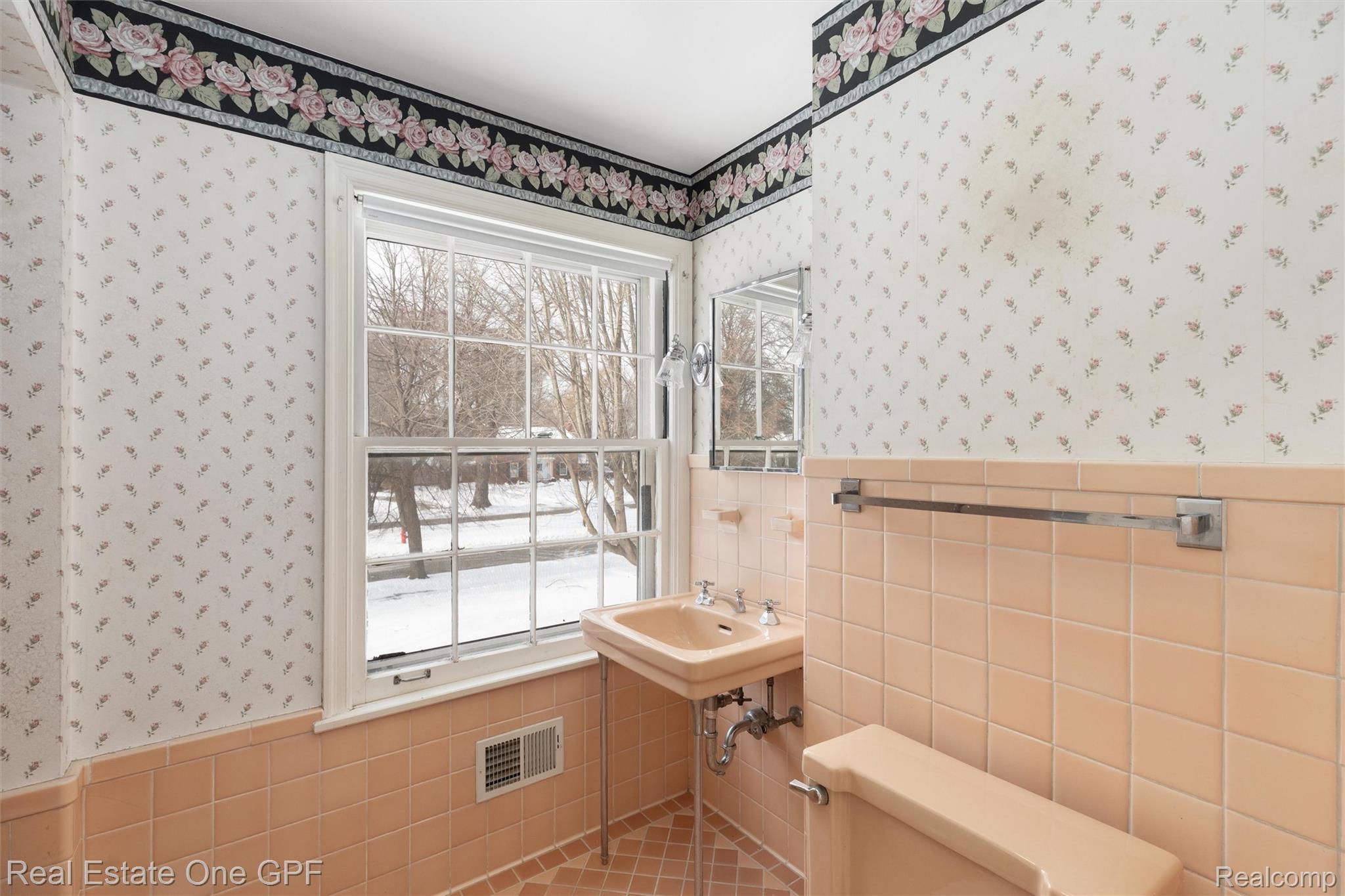 636 Middlesex Road