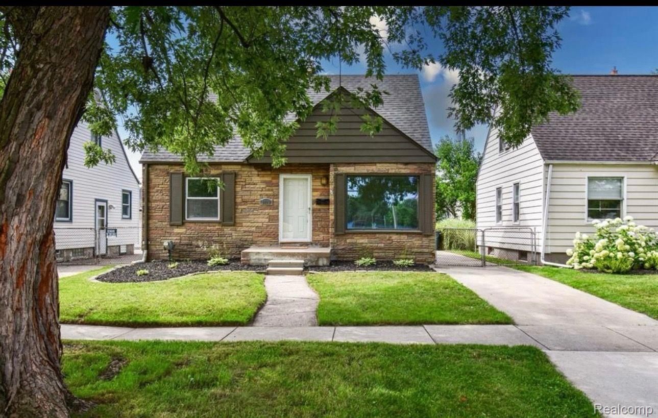 2420 WOODWARD Heights