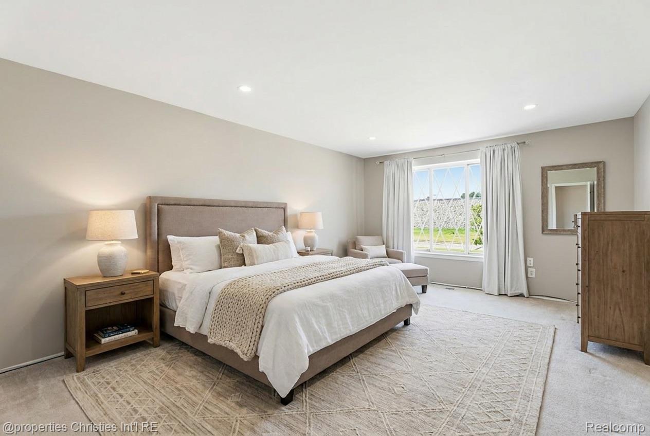 8700 Common Road