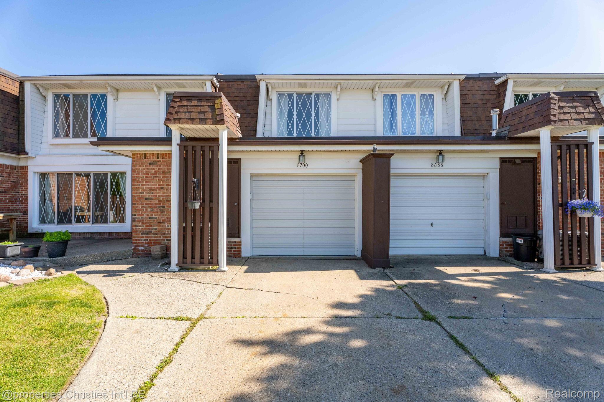 8700 Common Road