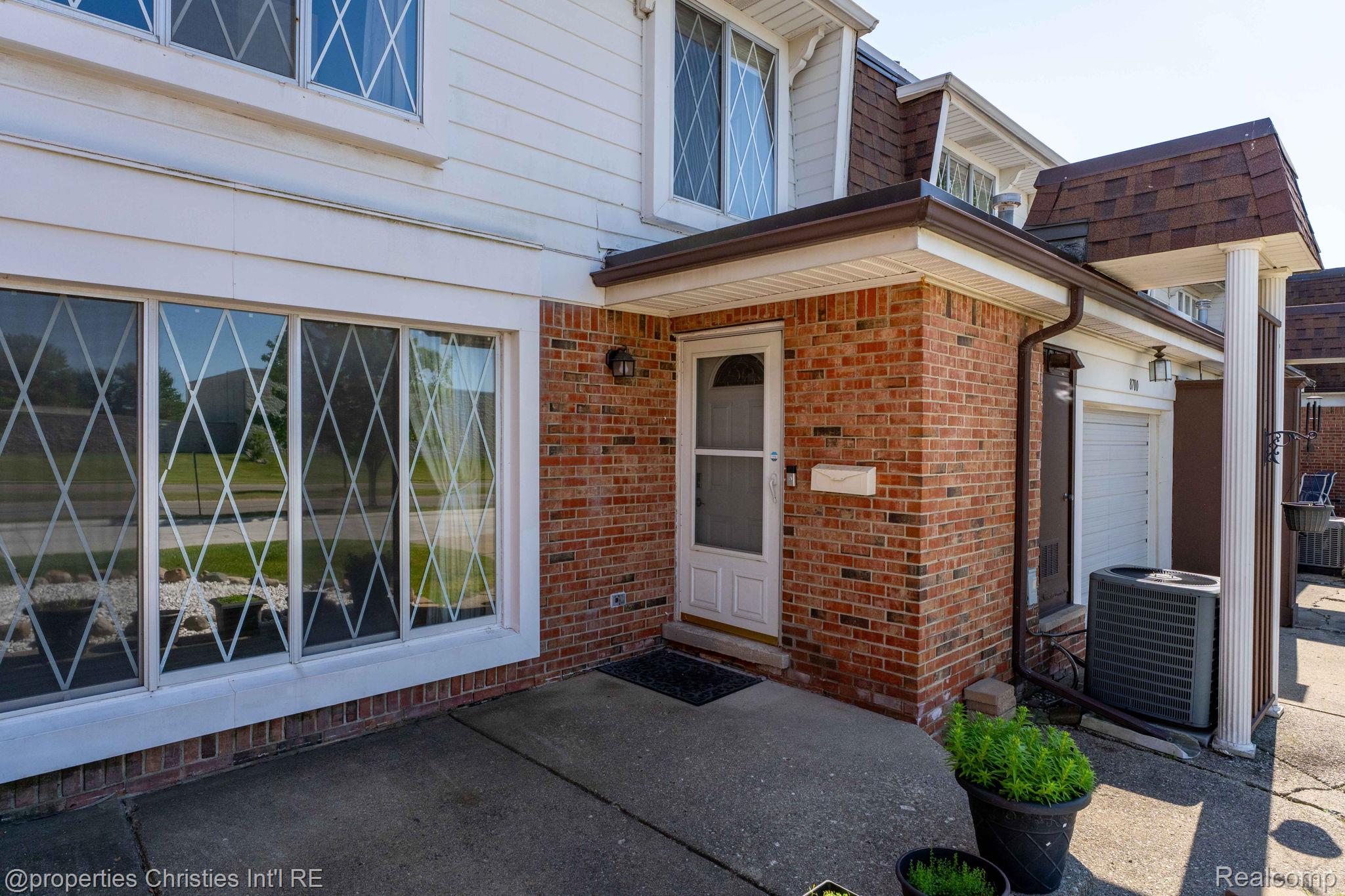 8700 Common Road