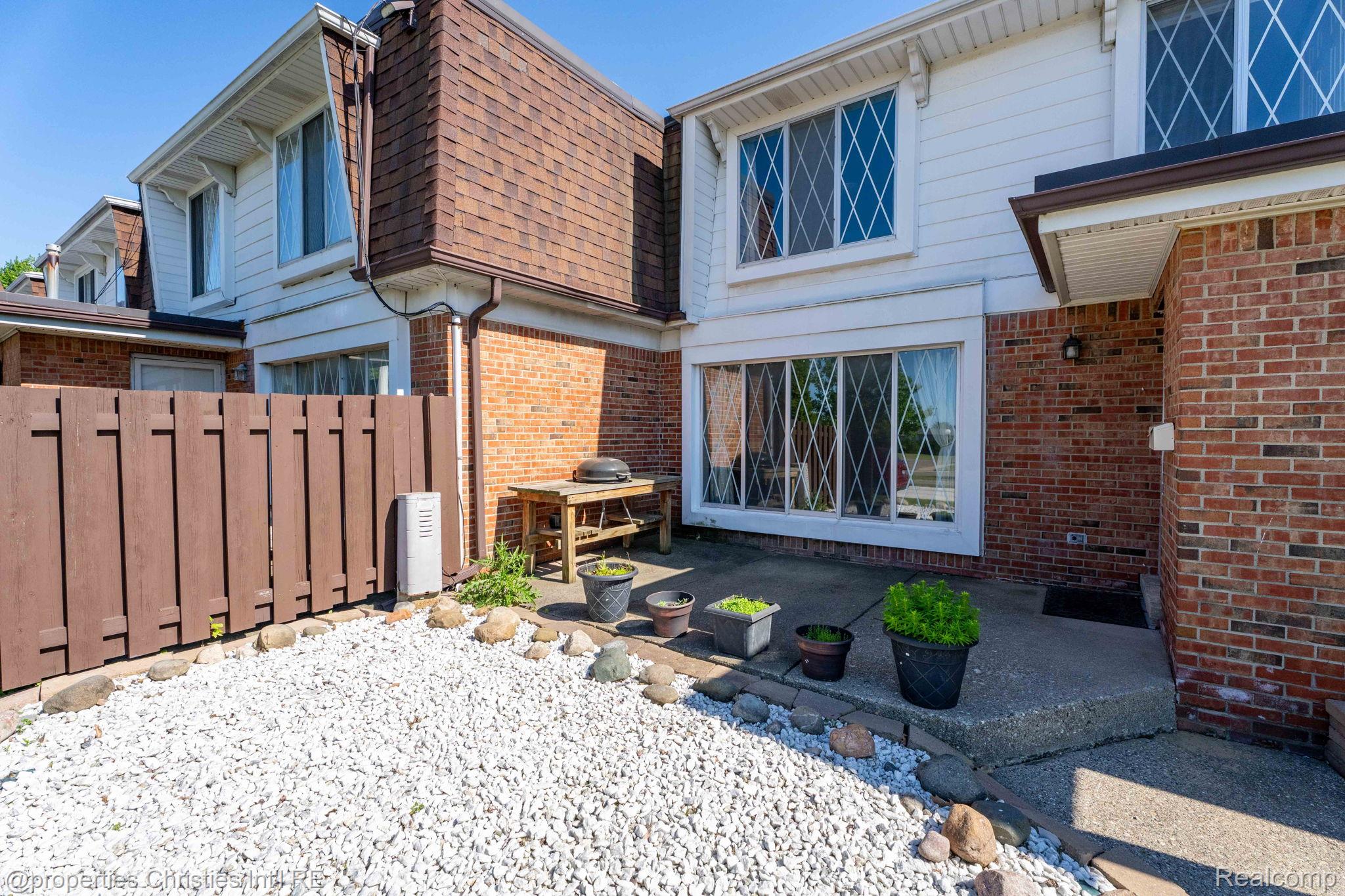 8700 Common Road