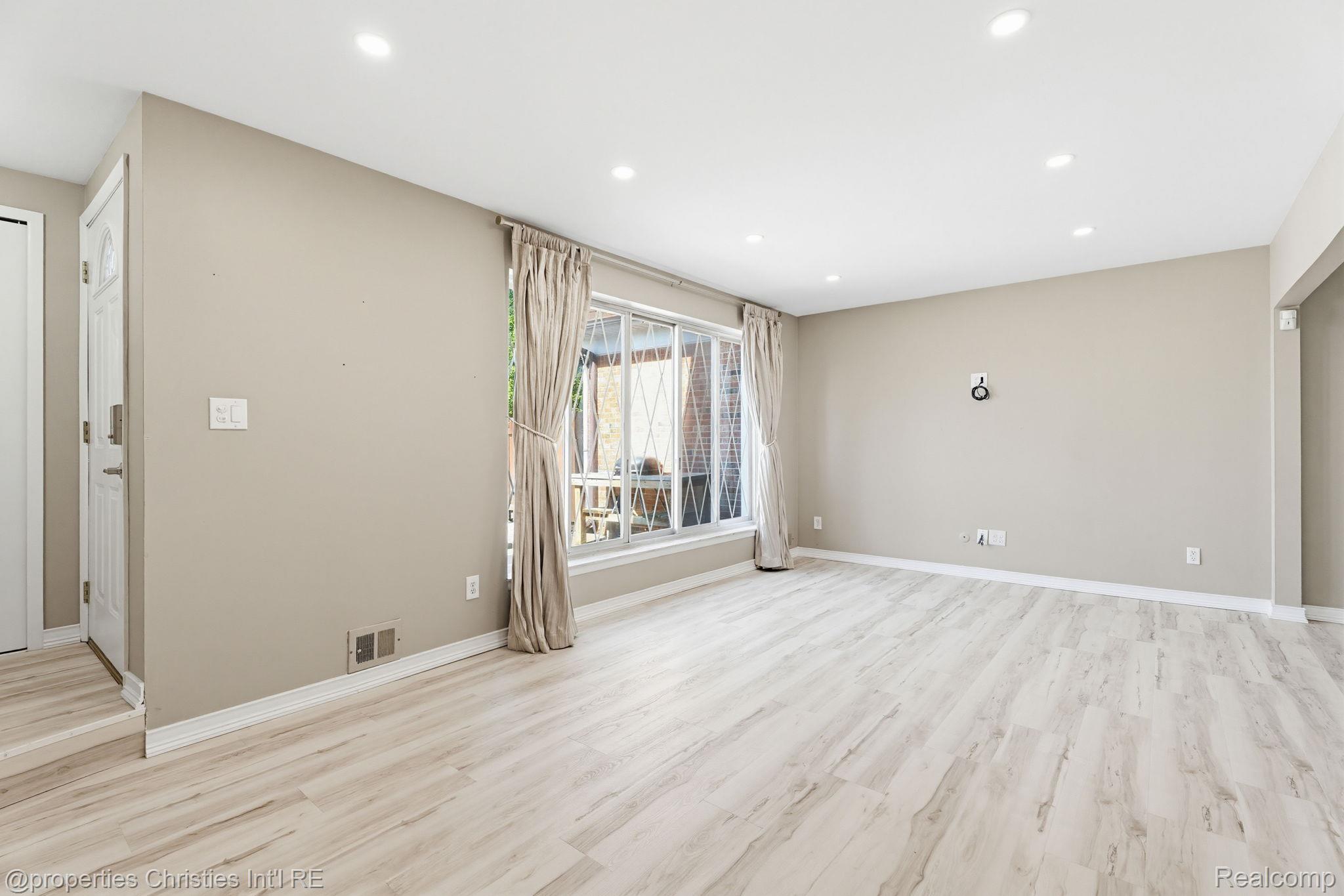 8700 Common Road