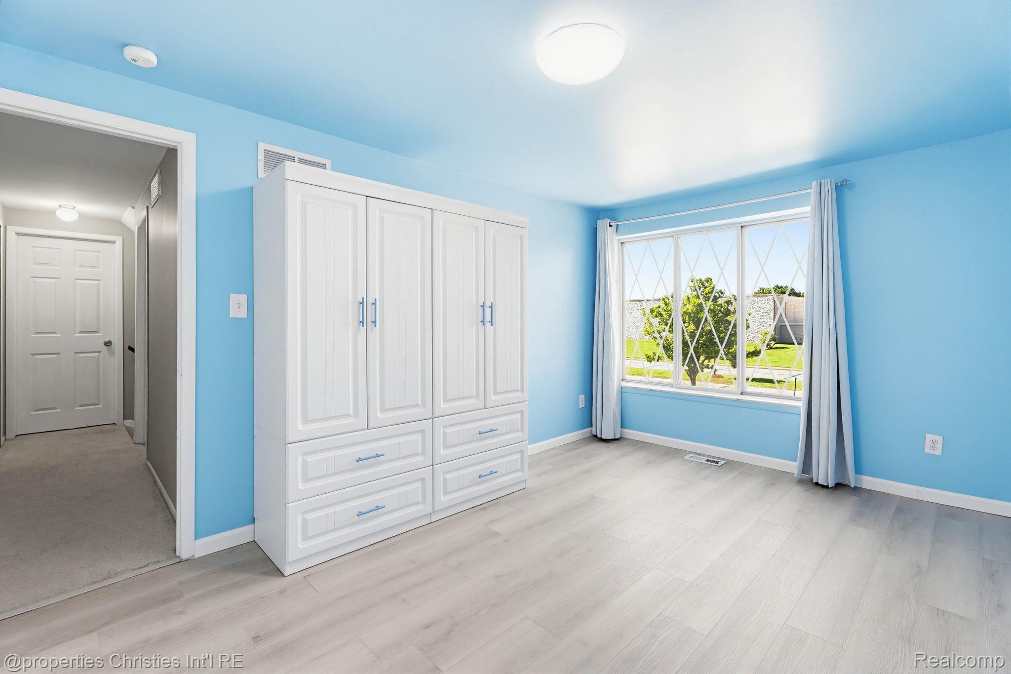 8700 Common Road