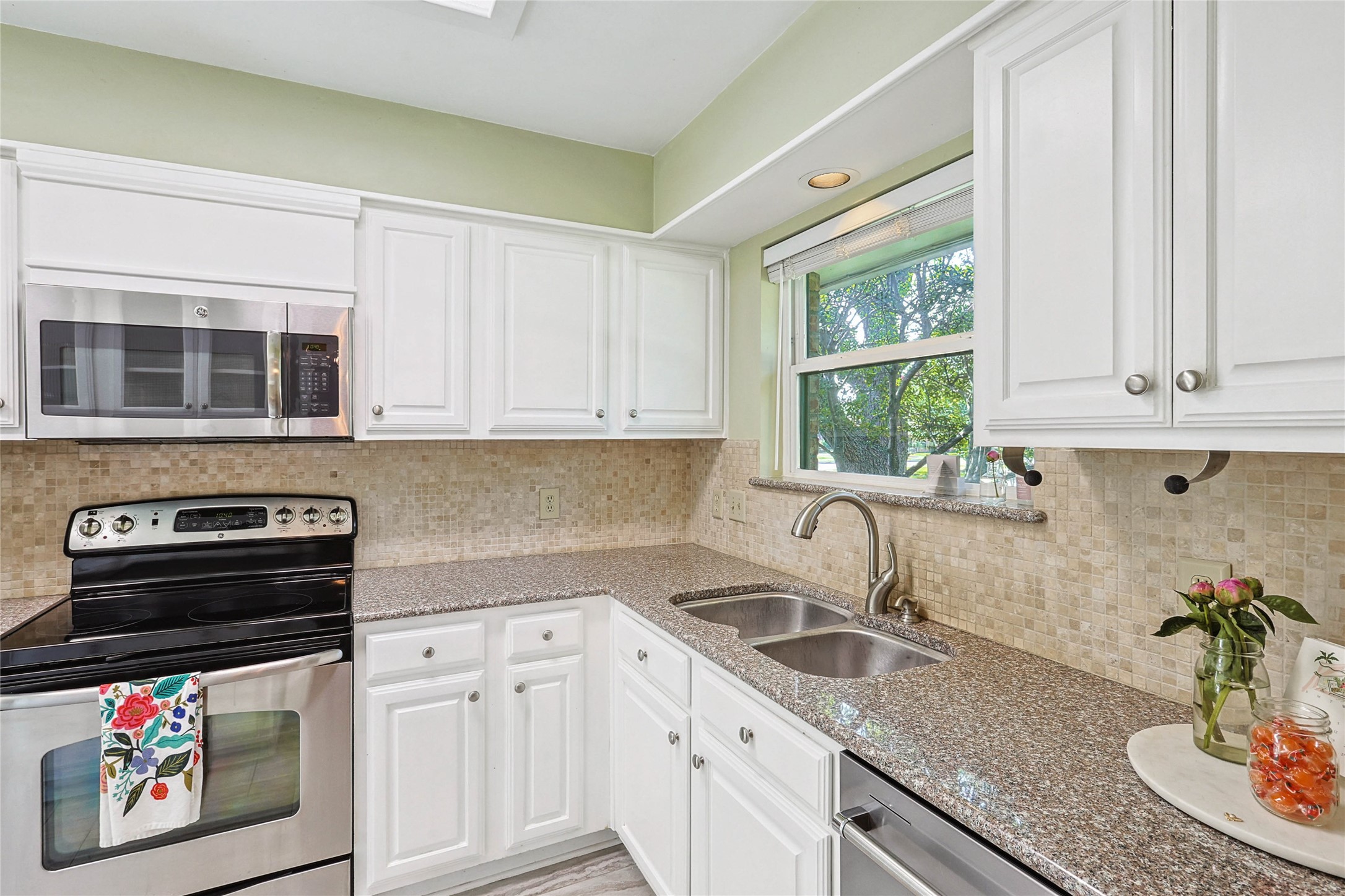838 Meadowglen Circle