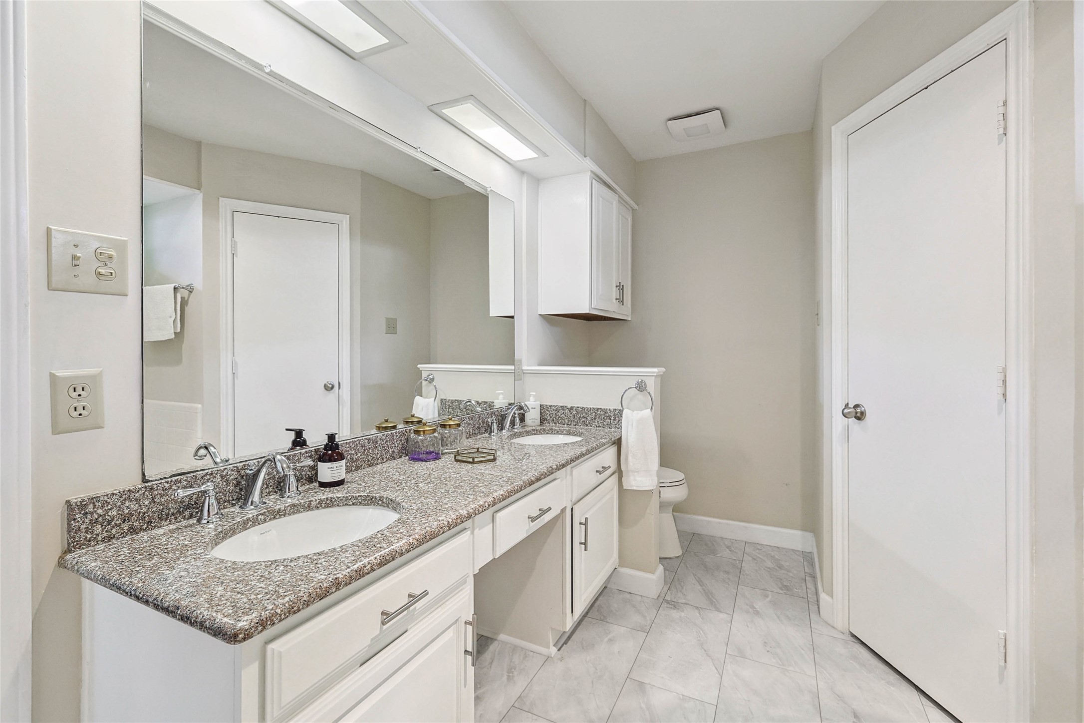 838 Meadowglen Circle