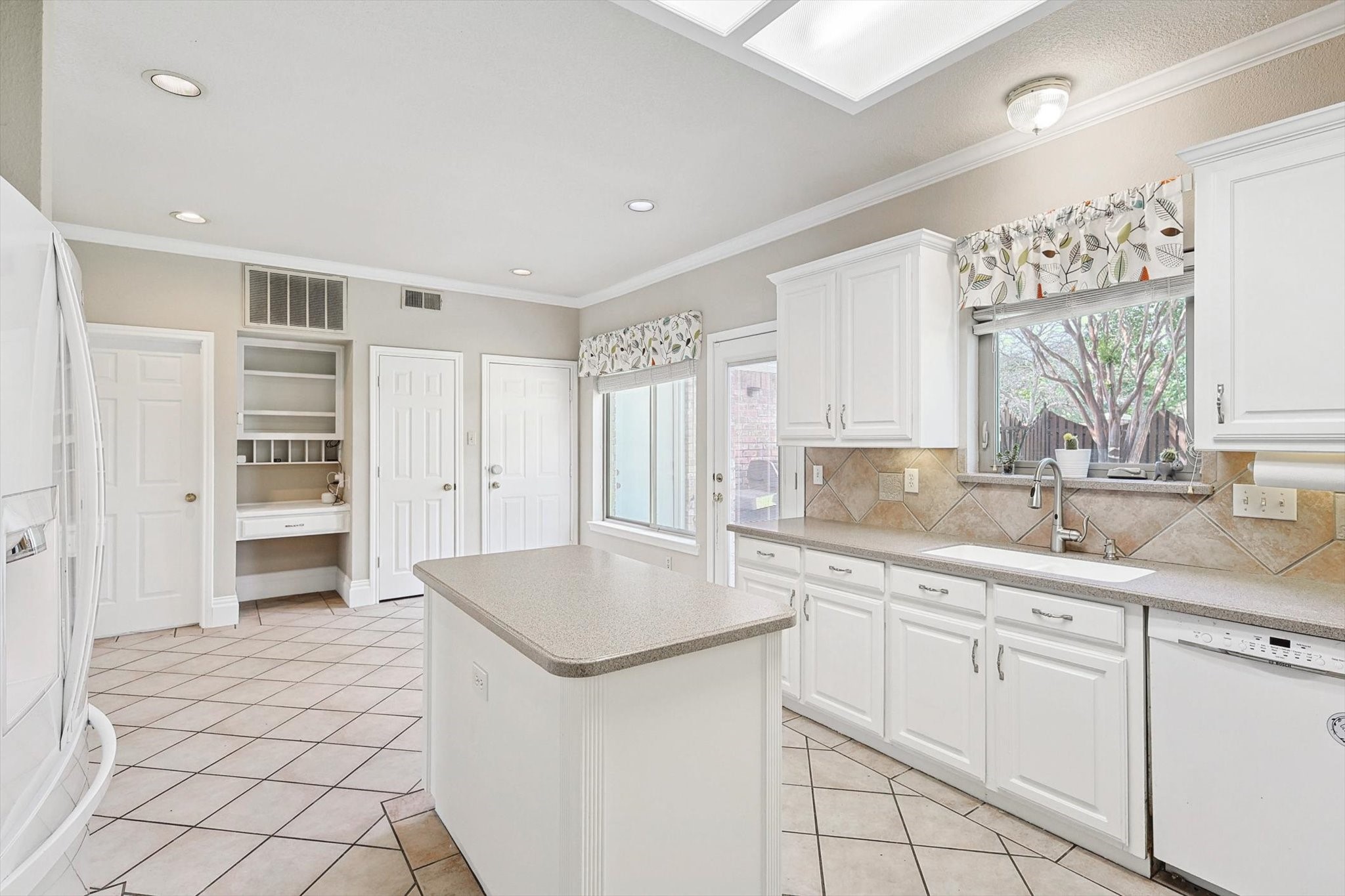 505 Meadowood Lane