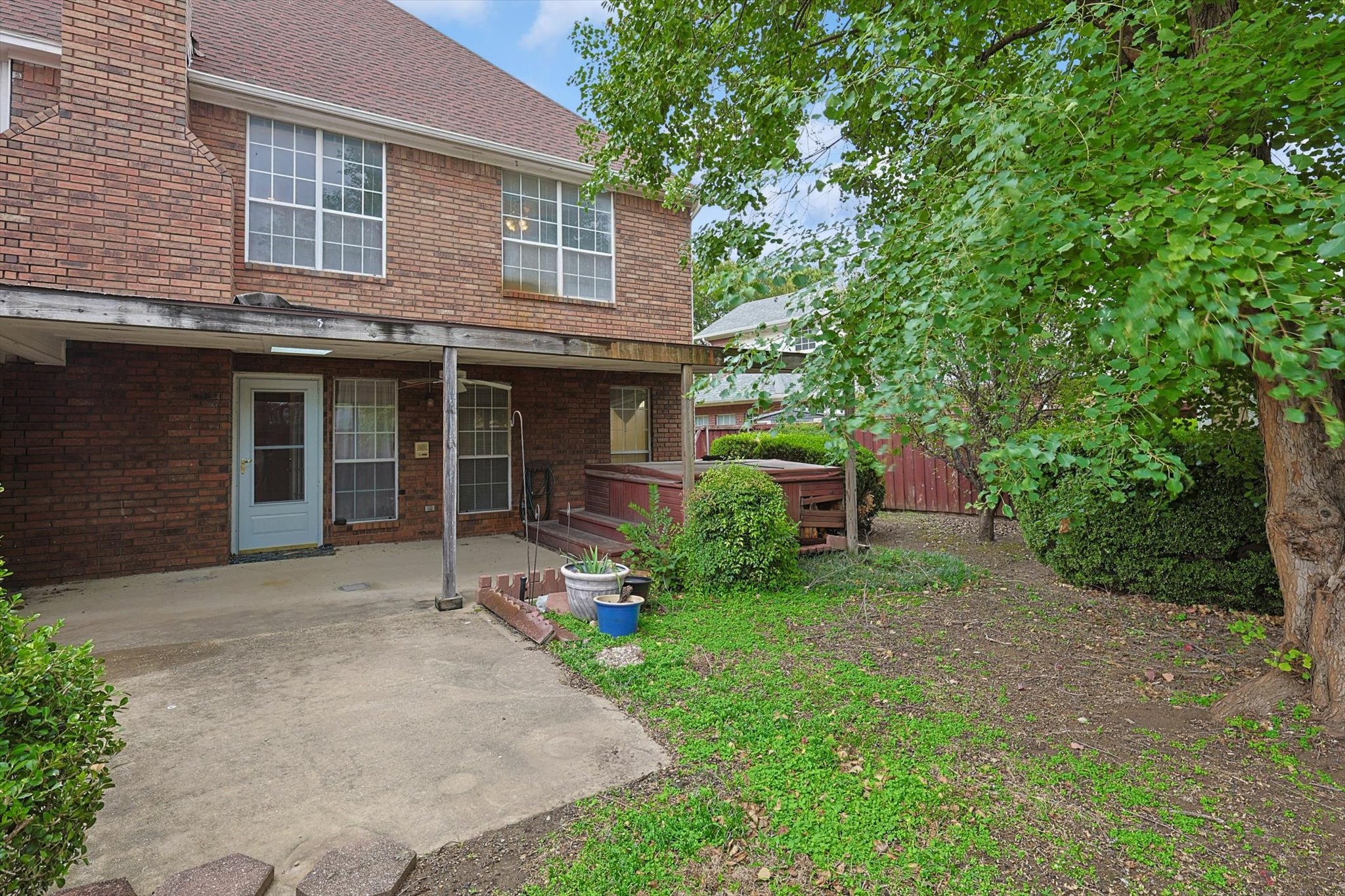 541 Meadowood Lane
