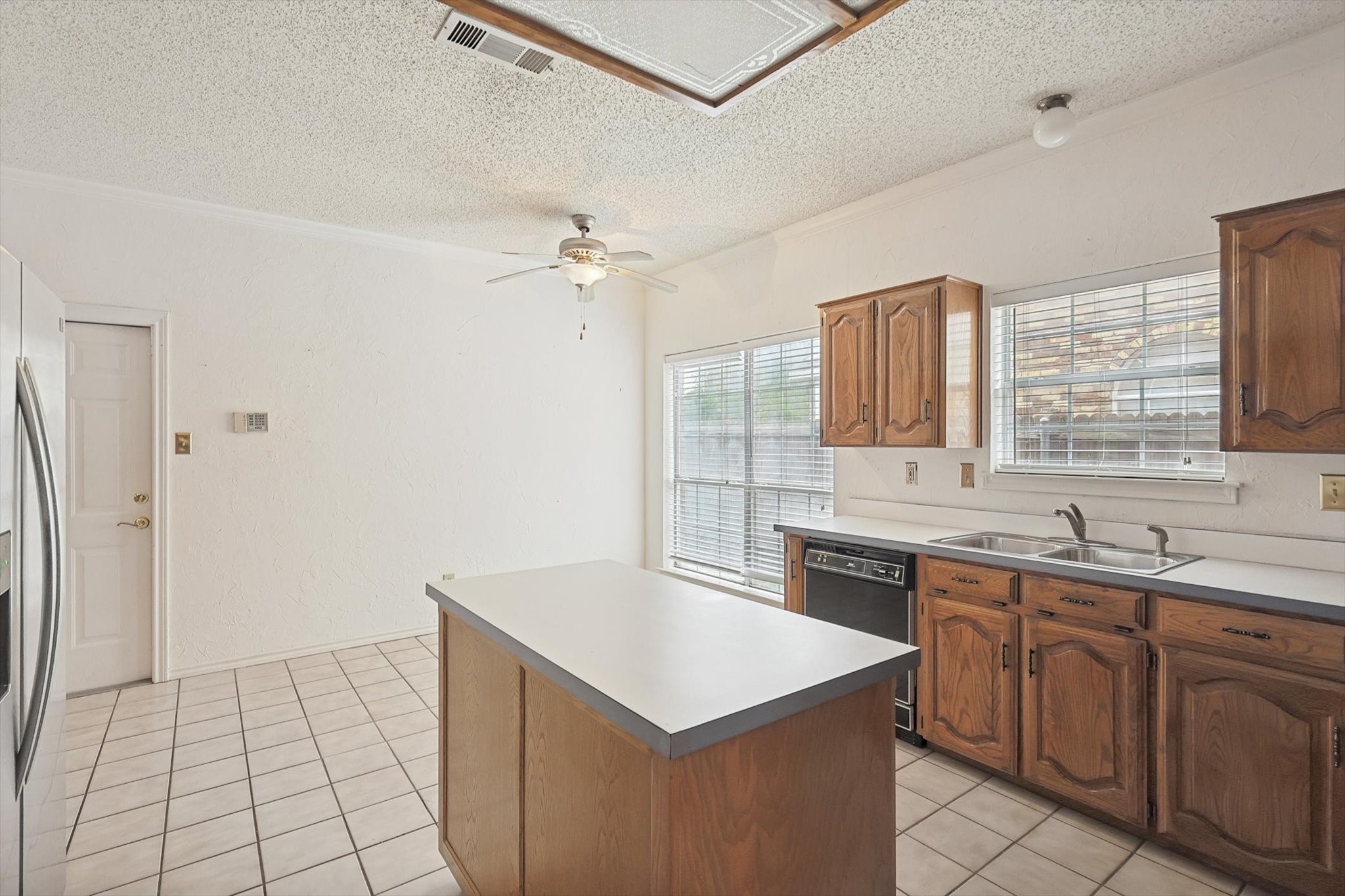 541 Meadowood Lane