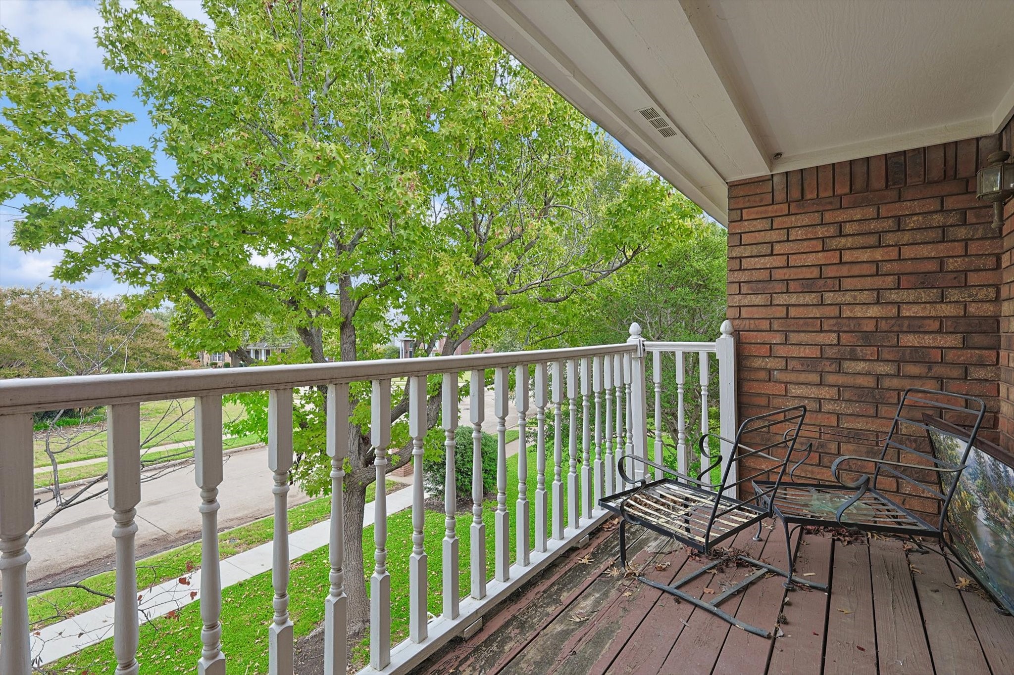541 Meadowood Lane