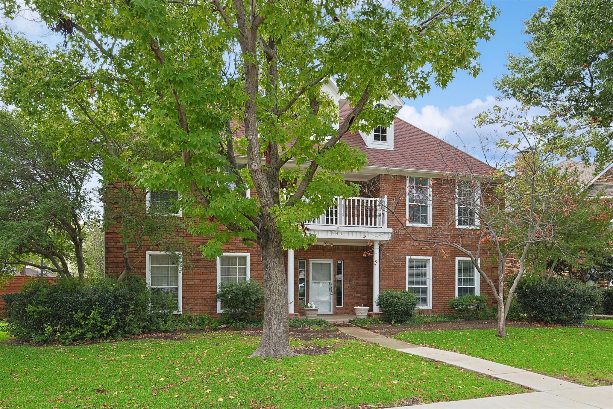 541 Meadowood Lane