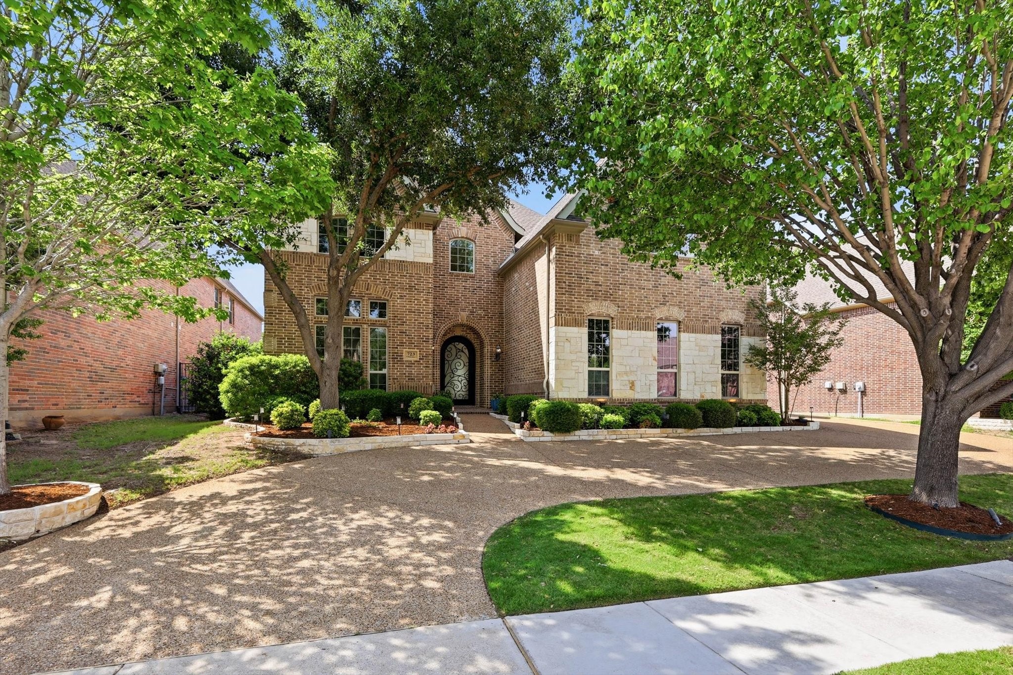 723 Chateaus Drive