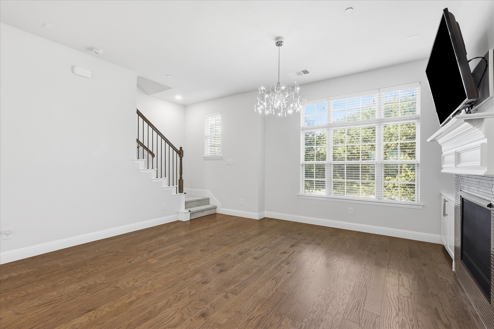 511 W Royal Lane