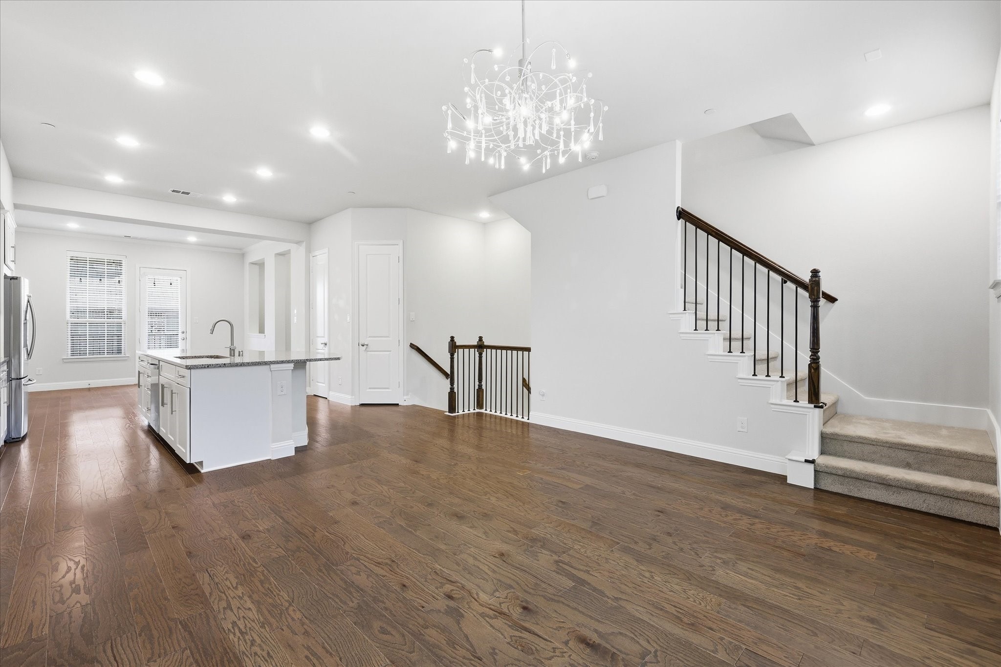 511 W Royal Lane