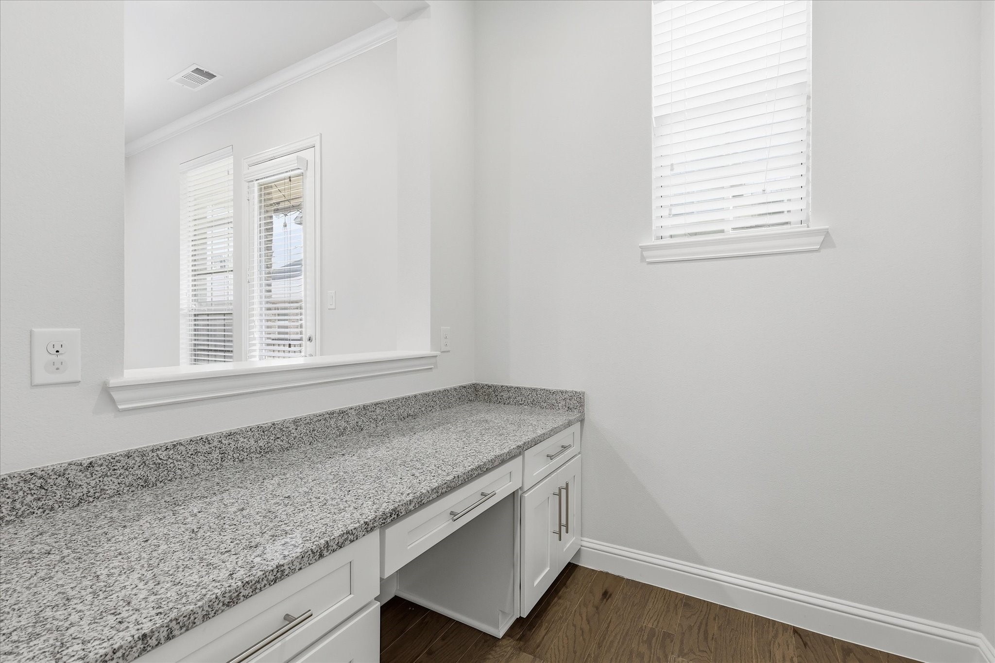 511 W Royal Lane
