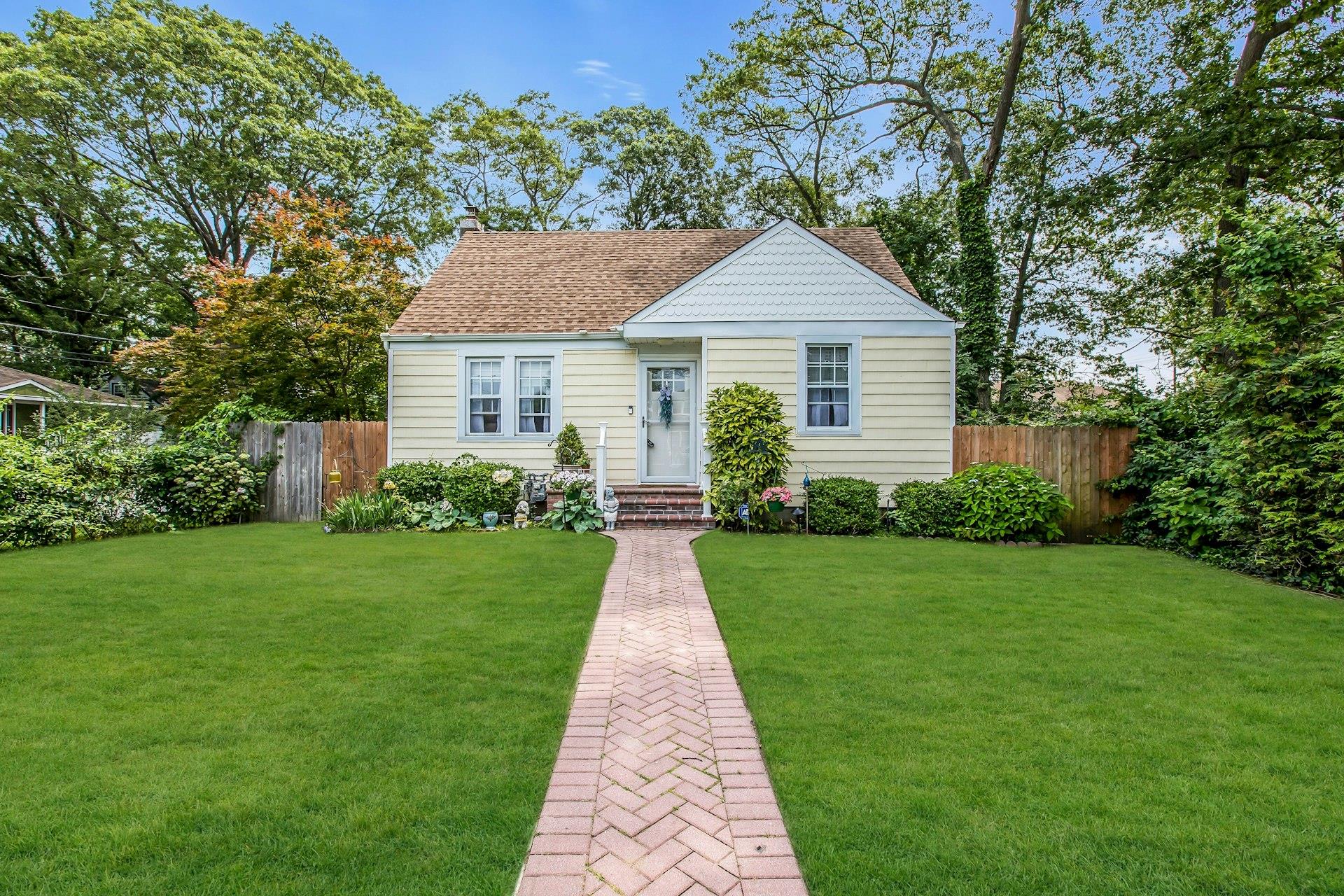15 Robbins Avenue
