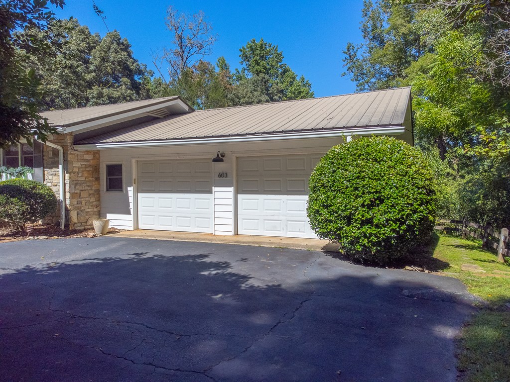 603 Hemlock Hills Dr