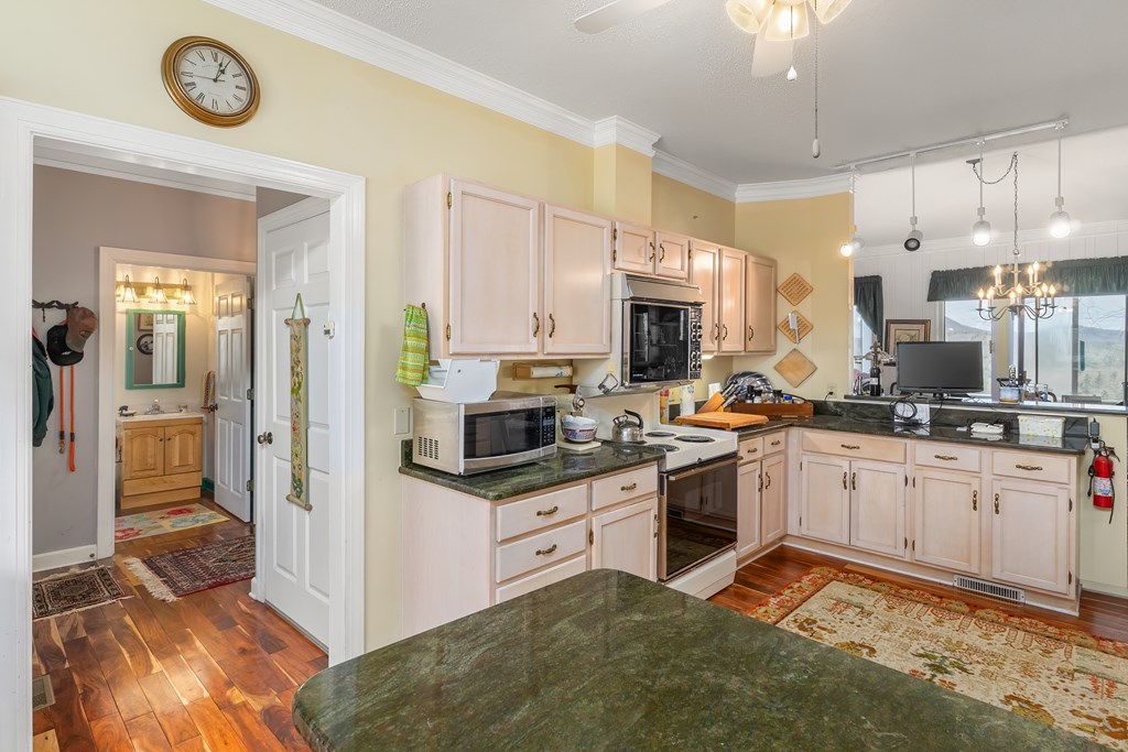 229 LUCERNE DR