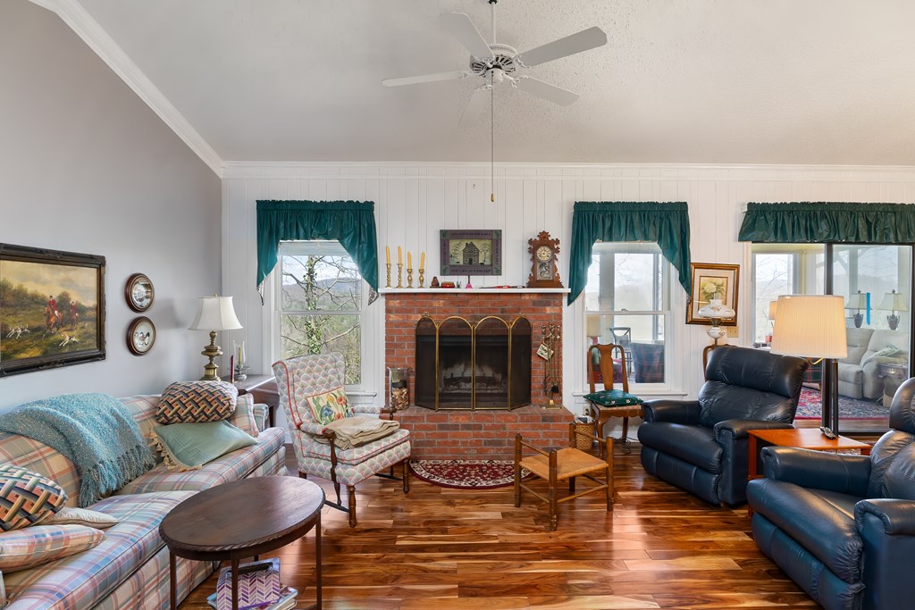 229 LUCERNE DR