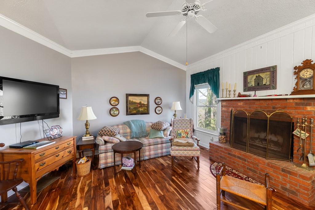 229 LUCERNE DR