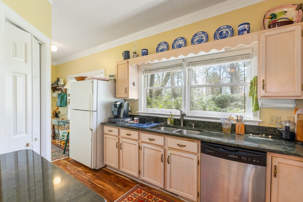 229 LUCERNE DR