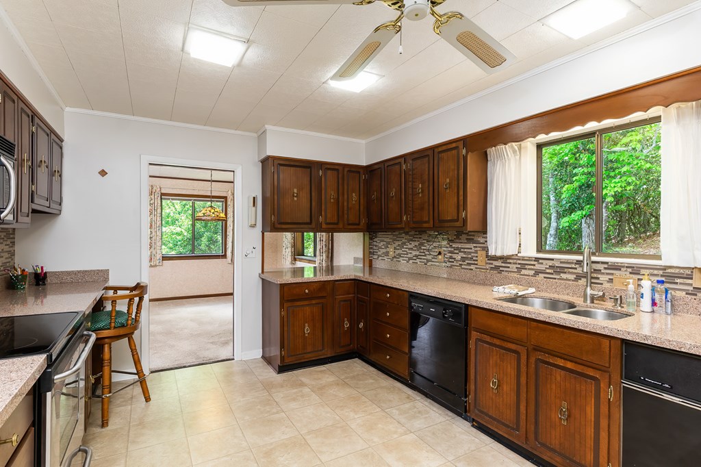 1135 DAVES CREEK RD