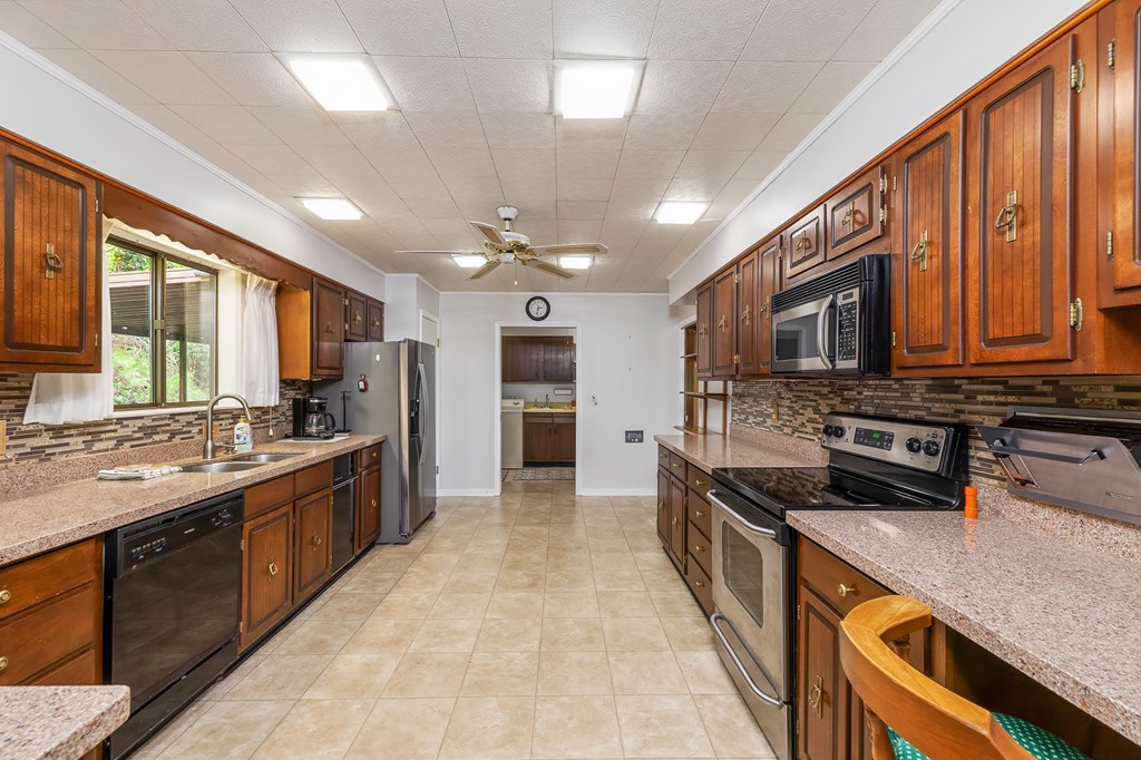 1135 DAVES CREEK RD