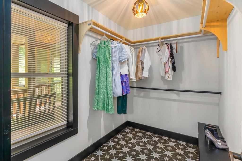 416 MEADOWVIEW TRL