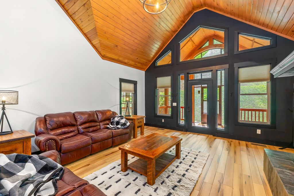 416 MEADOWVIEW TRL