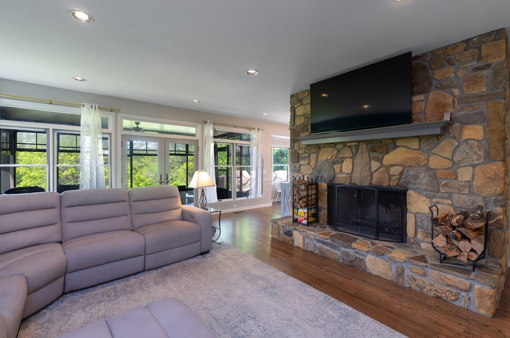 170 LAUREN LN