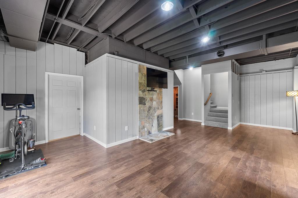 170 LAUREN LN