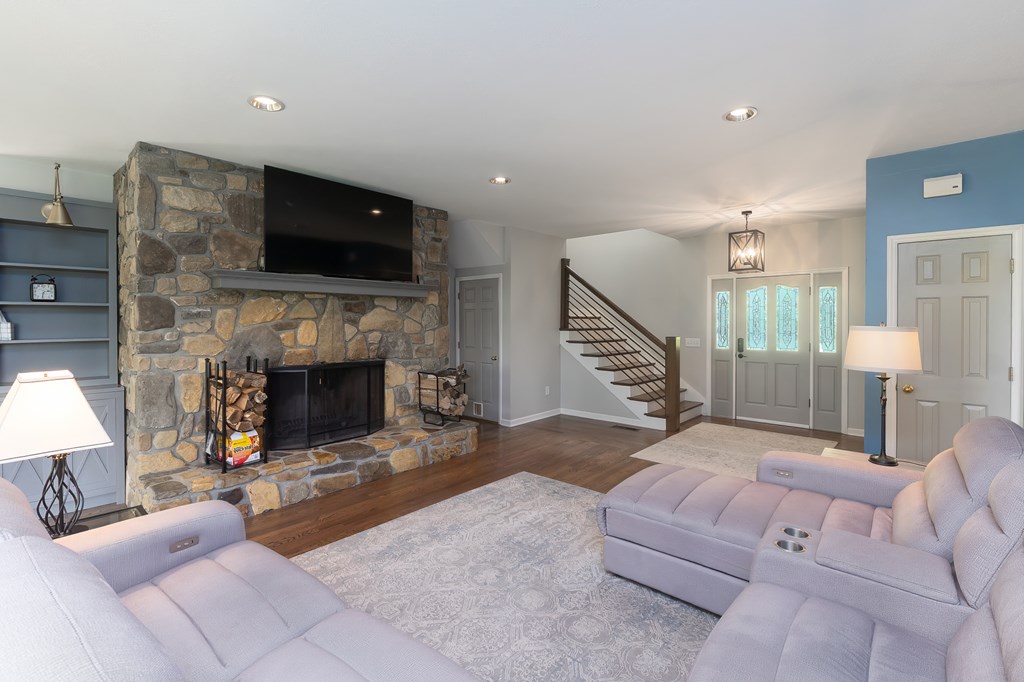 170 LAUREN LN